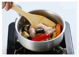 小さめの鍋で野菜と肉に火が通るまで炒めます。