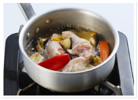 しっかり火が通るまで煮込みます。