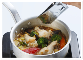 スープカレーの素を入れます。