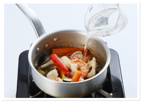 水を400～440cc入れます。