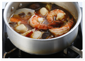 しっかり火が通るまで煮込みます。