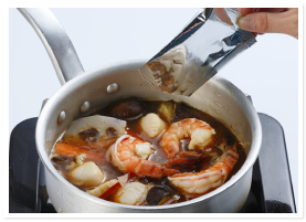 スープカレーの素を入れます。