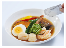 盛りつけてスパイスを入れたら完成！