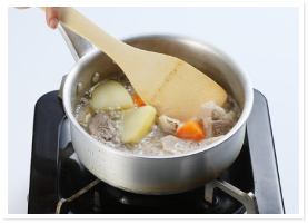 しっかり火が通るまで煮込みます。