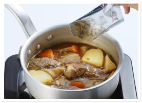 スープカレーの素を入れます。